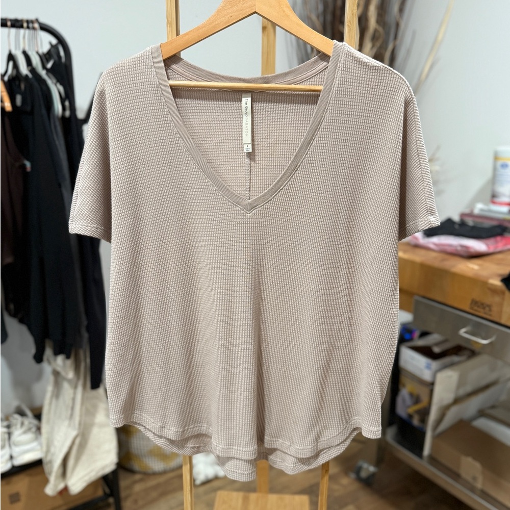 Babaton Taupe V-Neck Short Sleeve Tee
